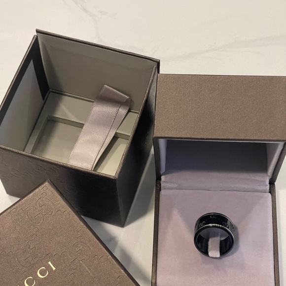 Gucci
18K White Gold ICON Synthetic Corundum Wide Band - Picture 6 of 7